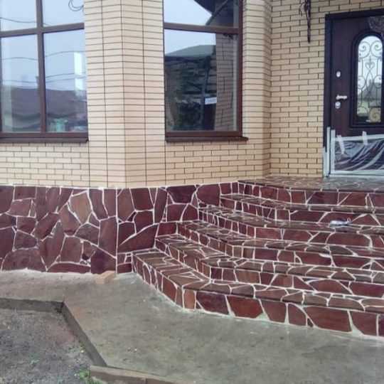 отделка цоколя природным камнем